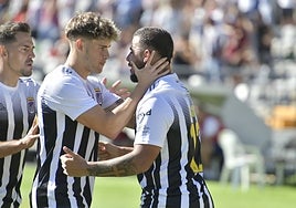 Santiago Müller abraza a Carlos Cinta tras el tanto del triunfo frente al San Fernando.