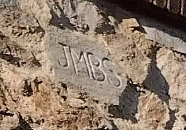 Letras inscritas en la zona reconstruida de la muralla.