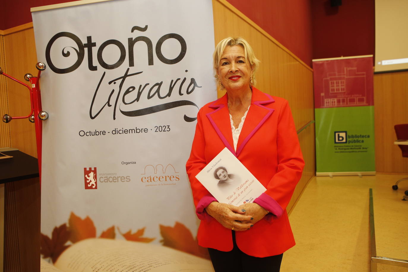 Alicia Viladomat presentó ayer en Cáceres un libro sobre su abuela, Pilar de Valderrama, Guiomar.