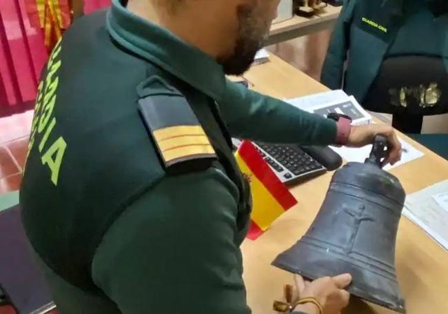 Un guardia civil sostiene la pieza recuperada.