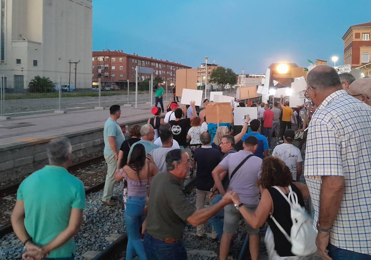 Imagen de la ocupación de la vía del tren en Navalmoral.