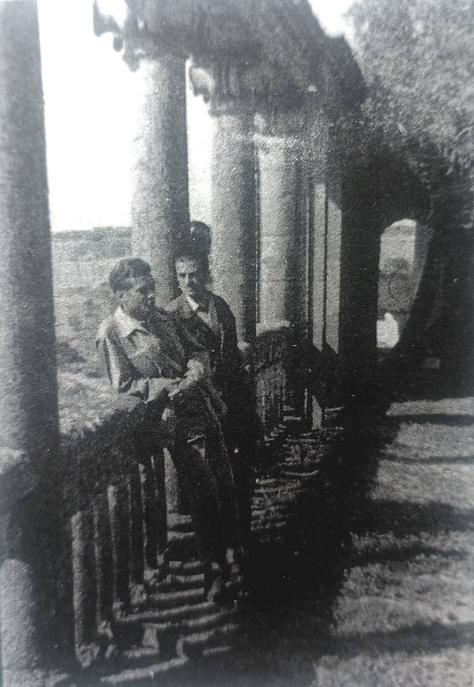 Año 1959.José Agustín Goytisolo con su hermano Luis en Coria.