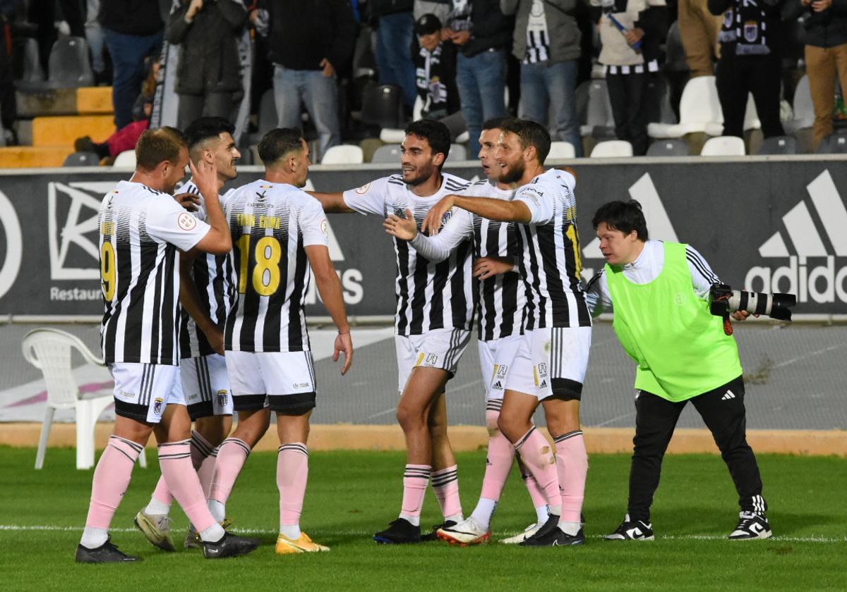 Los jugadores celebran uno de los goles de este sábado ante el Talavera.