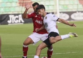 Raúl Prada en un instante del partido ante el Real Murcia.