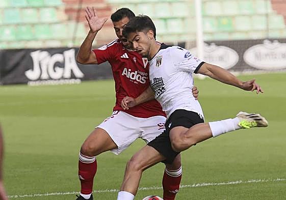 Raúl Prada en un instante del partido ante el Real Murcia.