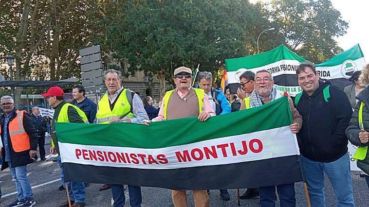 Una representación de pensionistas de Montijo en la manifestación de este sábado en Madrid.