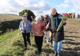 Mari Castilla Ruiz, nieta de María Morgado Valencia, una de las fusiladas que apareció la fosa de ROmanzal, ha dejado un ramo de flores junto al emplazamiento.