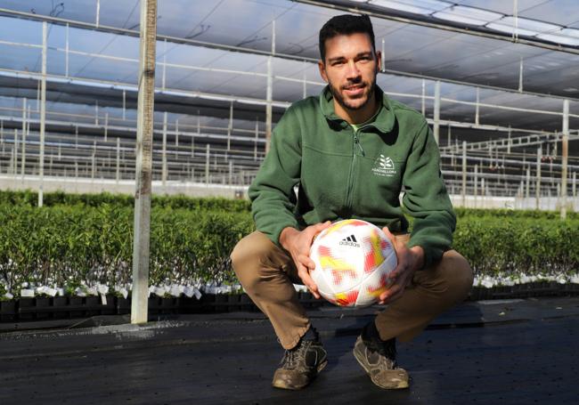 Enrique Márquez trabaja en los viveros de Agromillora.