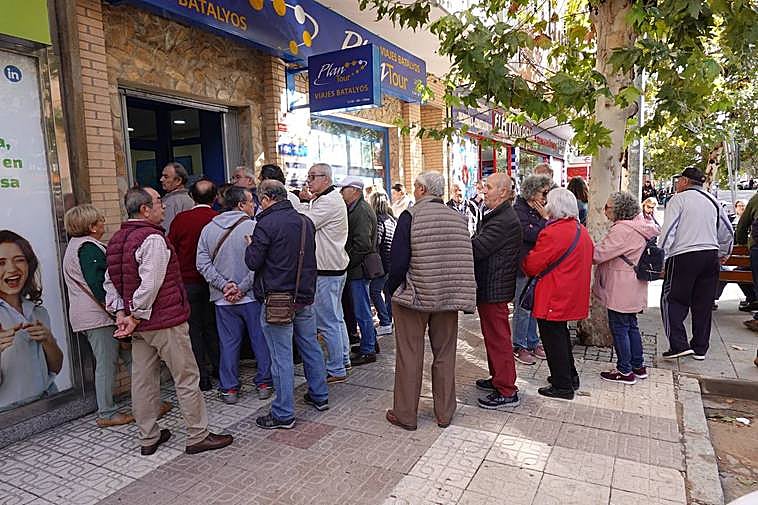 Colas de pensionistas en las agencias de viajes para planificar sus vacaciones del Imserso.