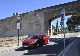 Un vehículo sale de la Alcazaba, donde se podrá volver a aparcar viernes y sábado por la noche hasta que se adjudique el contrato de seguridad de los monumentos.