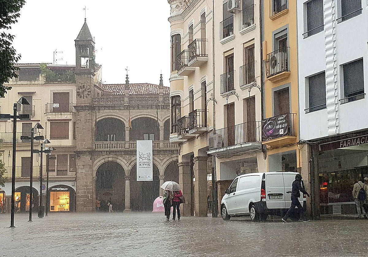 Lluvia en la plaza Mayor de Plasencia la semana pasada. Las borrascas se darán de nuevo un paseo por Extremadura a partir del miércoles.