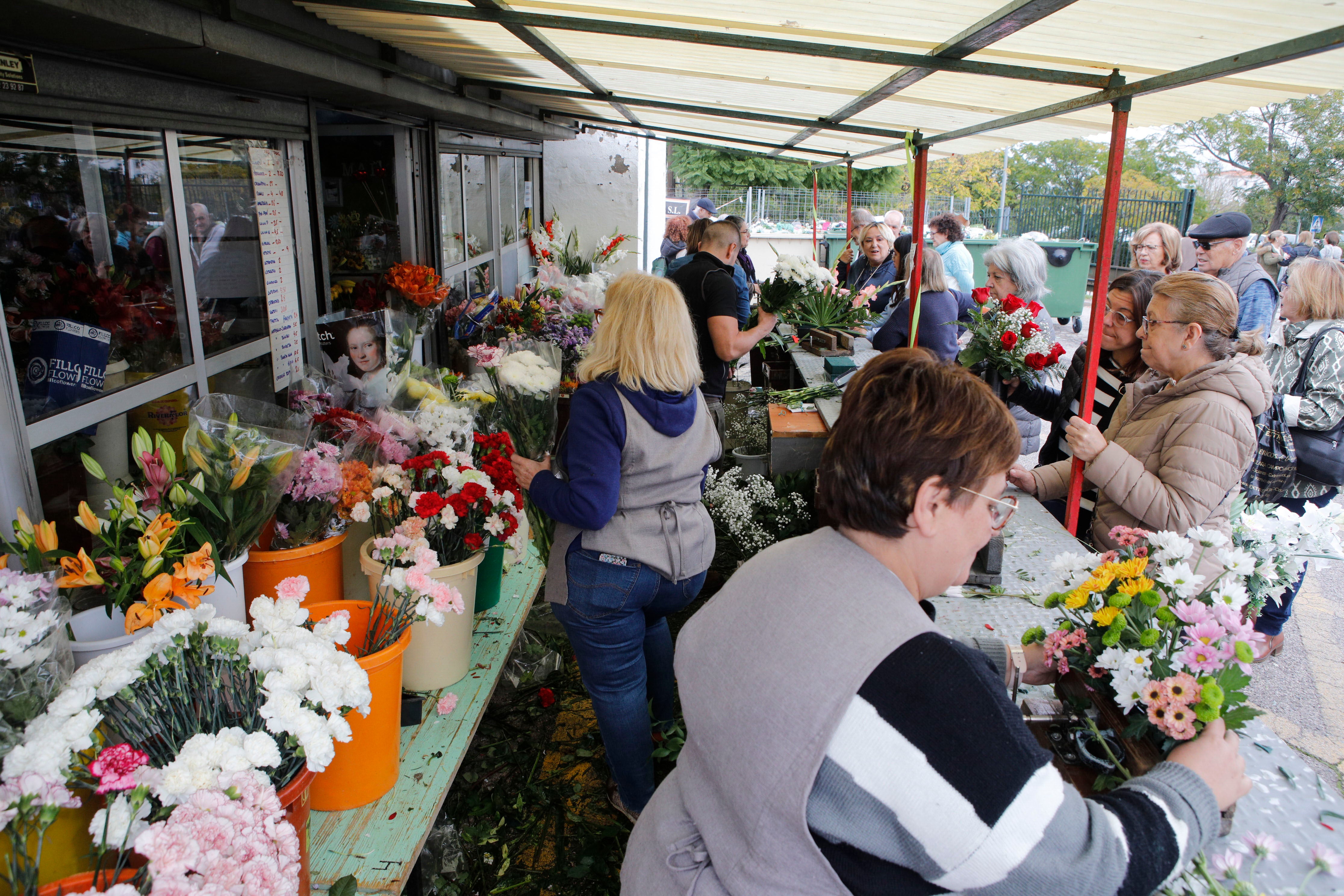 Imagen principal - «El precio de las flores este año está por las nubes»