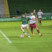 Cáceres se toma una copa para aliviar las penas