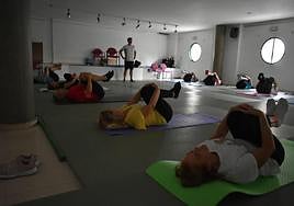 Más de 300 personas participan en las actividades deportivas del último trimestre de 2023. Entre estos alumnos se encuentran los de las clases de pilates, fútbol sala, ciclo indoor o yoga, que aparecen en las siguientes imágenes