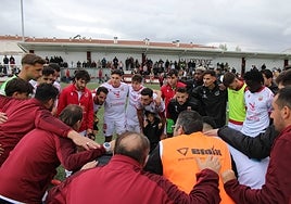 El Llerenense hace piña durante un partido.