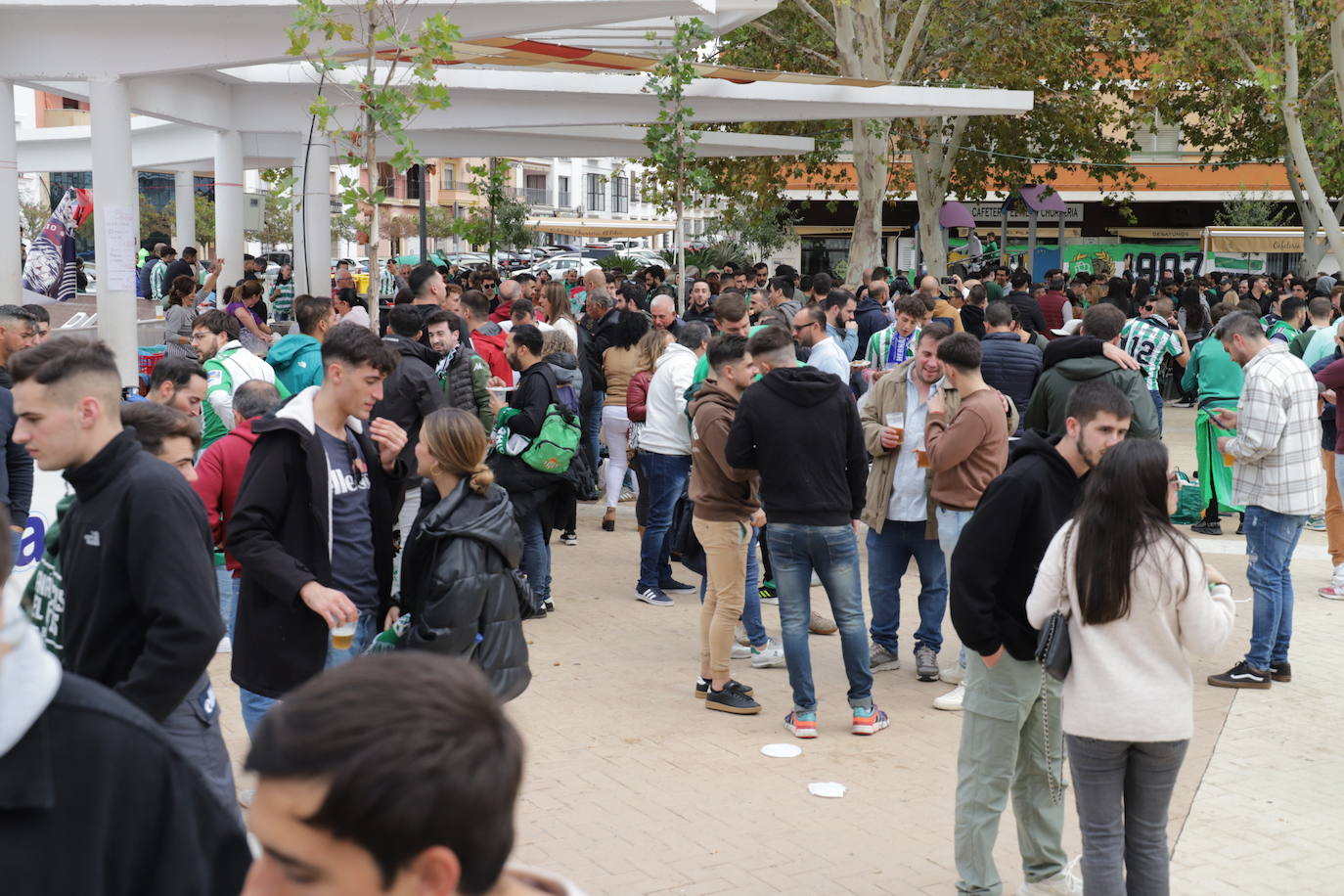 Ambiente de aficionados béticos en Almendralejo. 