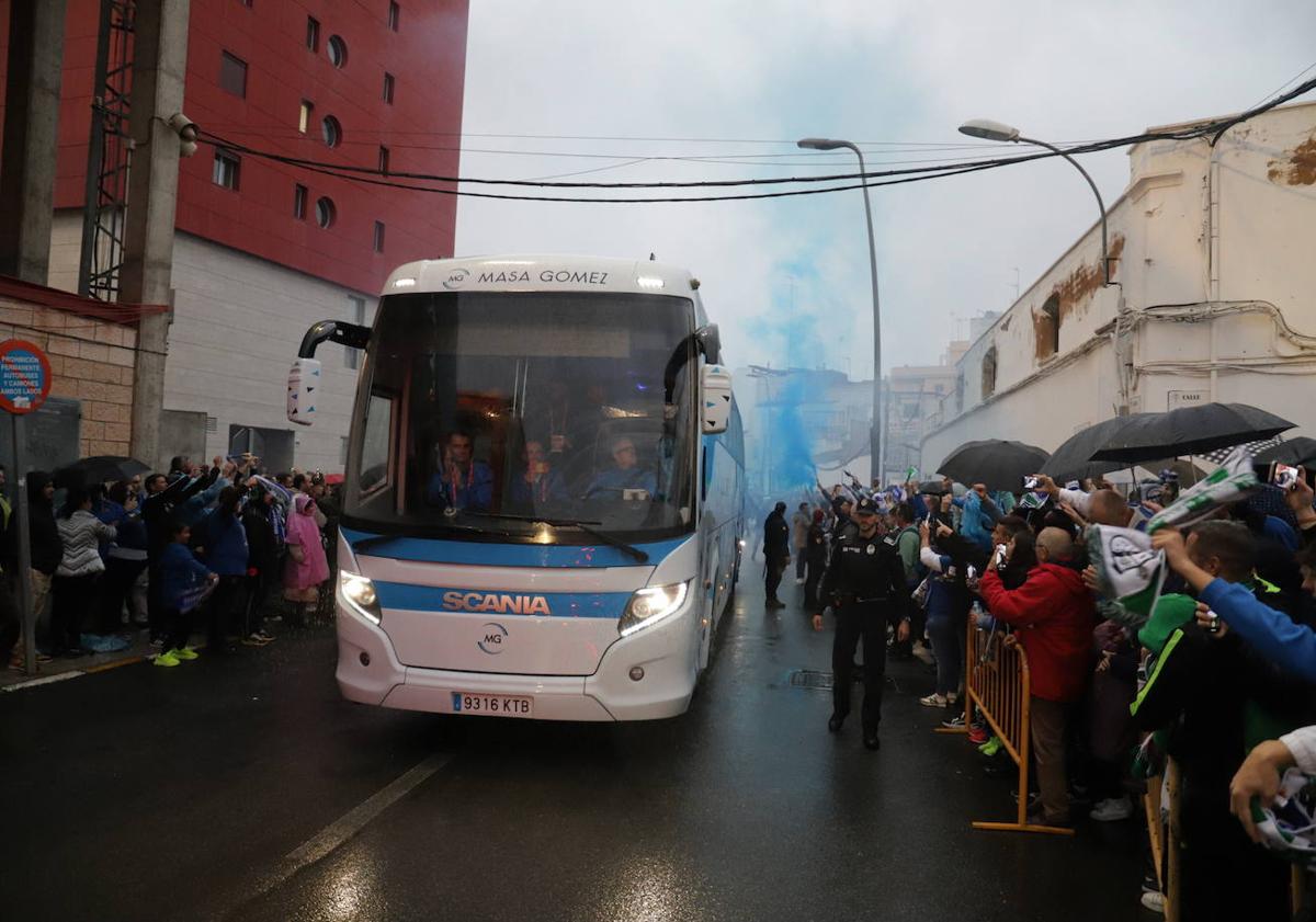 Imagen principal - 1. Llegada de los jugadore del Hernán Cortés llegando al estadio. 2. Foto de familia de las dos directivas. 3. Familia bética de Hernán Cortés. 