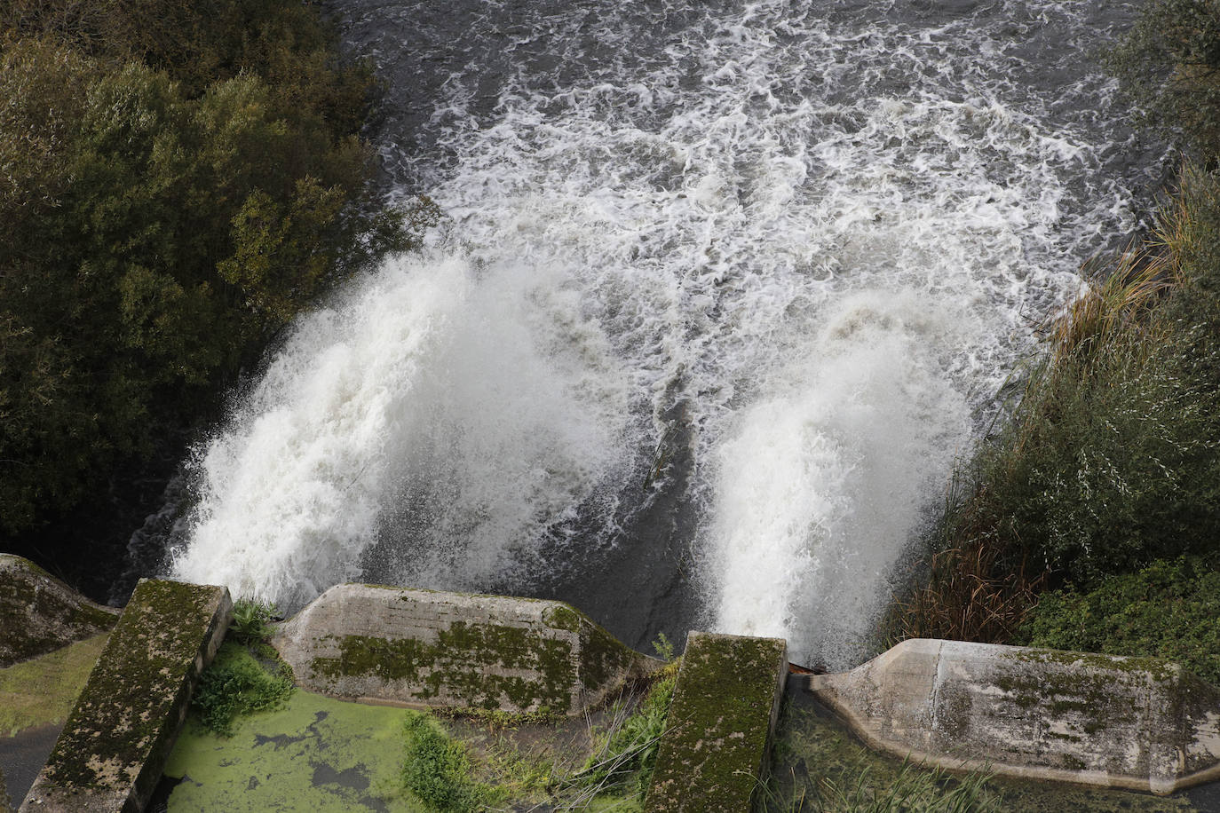 El pantano de Guadiloba, que abastece a Cáceres ciudad, comenzó a aliviar agua tras alcanzar el 80 por ciento de su capacidad. 