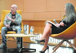El escritor Javier Negrete con la presentadora del evento, Marisa García.