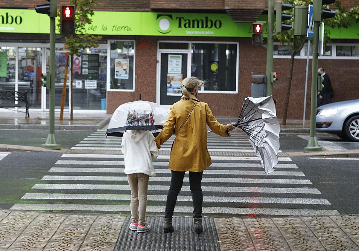 La borrasca Ciarán ya deja rachas de 86 km/h y más de 40 litros en Extremadura