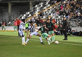 Carlos Cordero intenta arrebatar el balón a Larrubia en el último derbi disputado por el Badajoz.