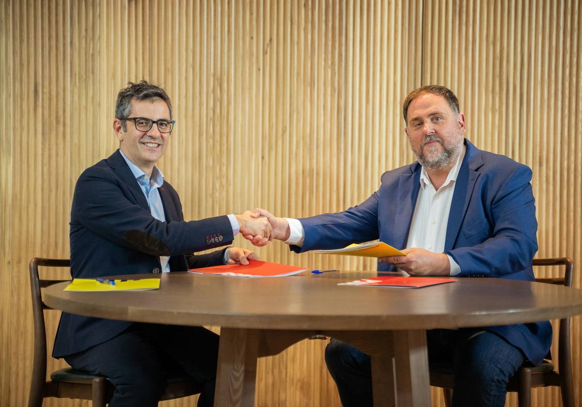 El ministro de Presidencia en funciones, Félix Bolaños, firma el pacto con el presidente de ERC, Oriol Junqueras.