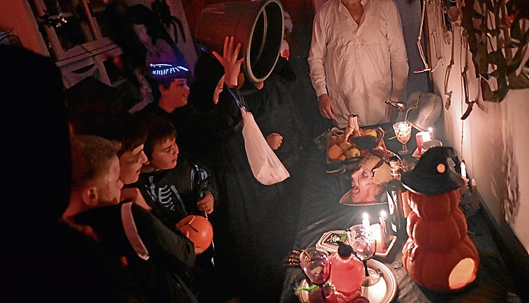 Escena en una de las casas del Casco Antiguo en la noche de Halloween