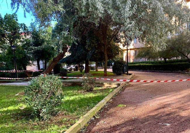 El parque de Hispanoamérica, en la calle Madaleta, también fue precintado pese a no tener cierre perimetral.