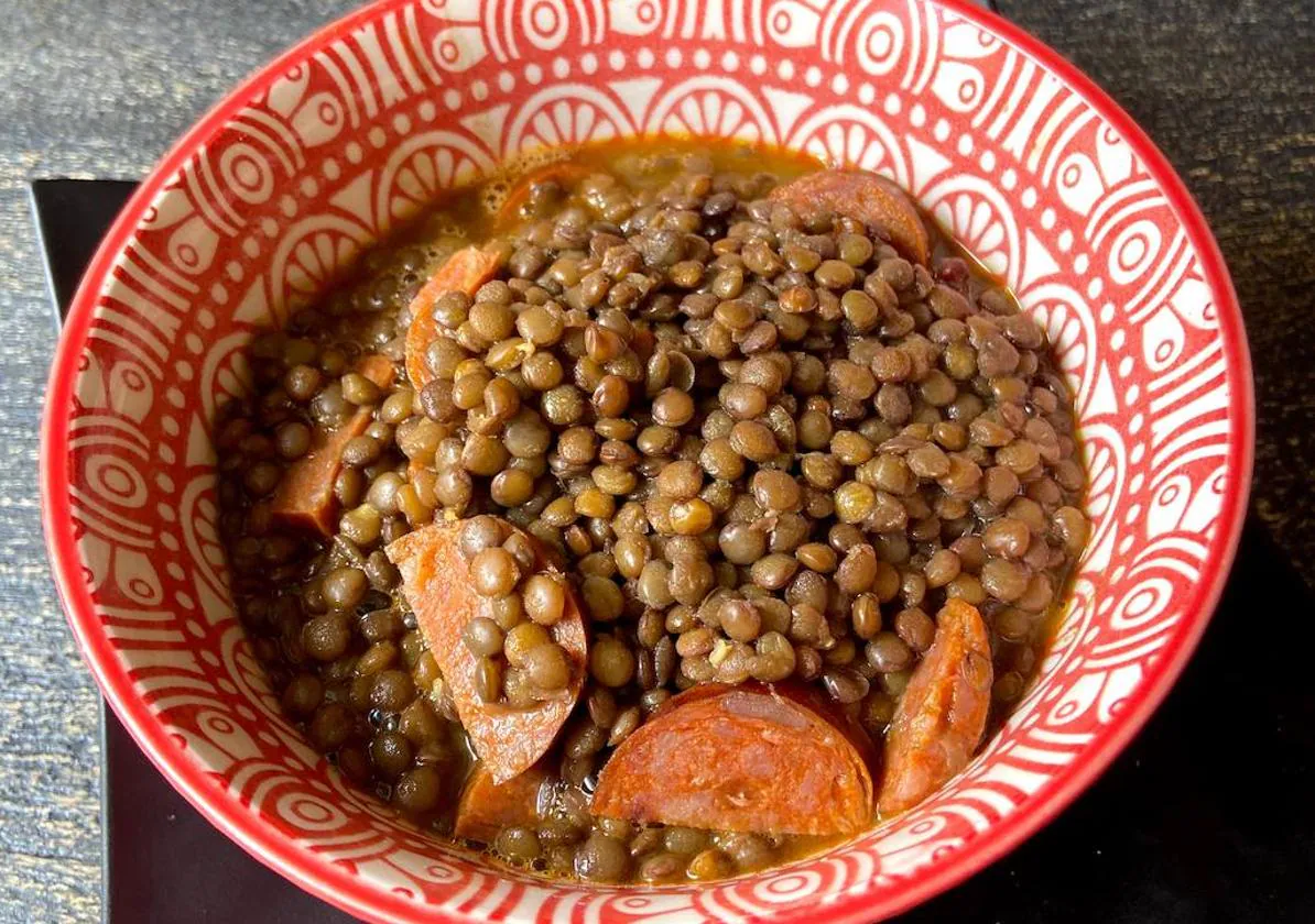 Lentejas con chorizo en el restaurante Luzia de Badajoz.