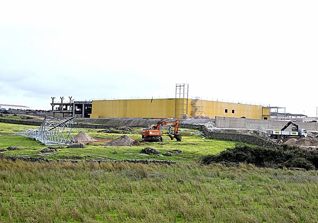 Fábrica que Diamond Foundry está construyendo en el polígono industrial de Trujillo, con una torre de alta tensión en el suelo, a la izquierda.