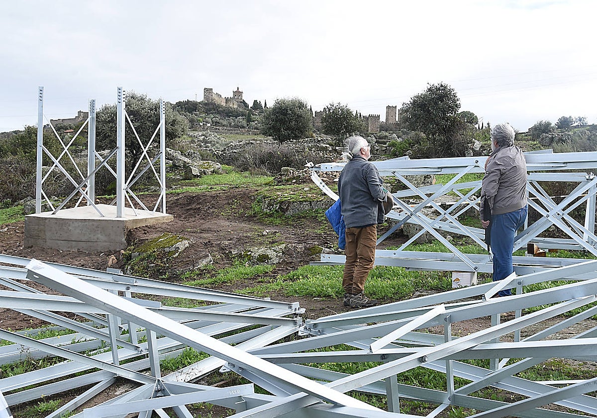 Una de las torres de alta tensión más próximas al casco histórico trujillano.
