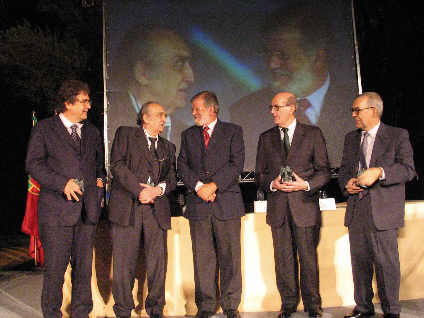 Cuando en 2003 recibió en Cáceres el Premio Extremadura a la Creación, dotado con 24.000 euros. Los otros premiados fueron Manoel de Oliveira, Hidalgo Bayal y Justo García Rubio.