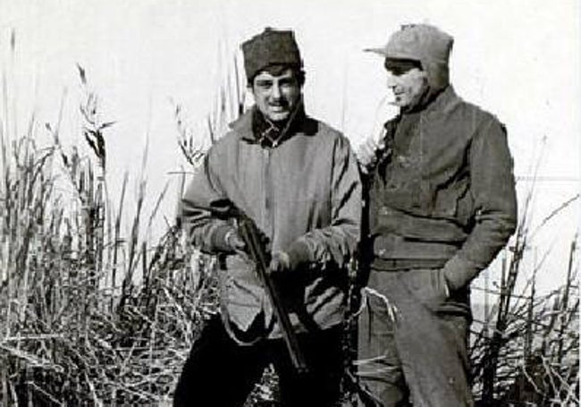 Rafael Sánchez Ferlosio y José Agustín Goytisolo cazando en 1957, cuando tenían los dos alrededor de 30 años.