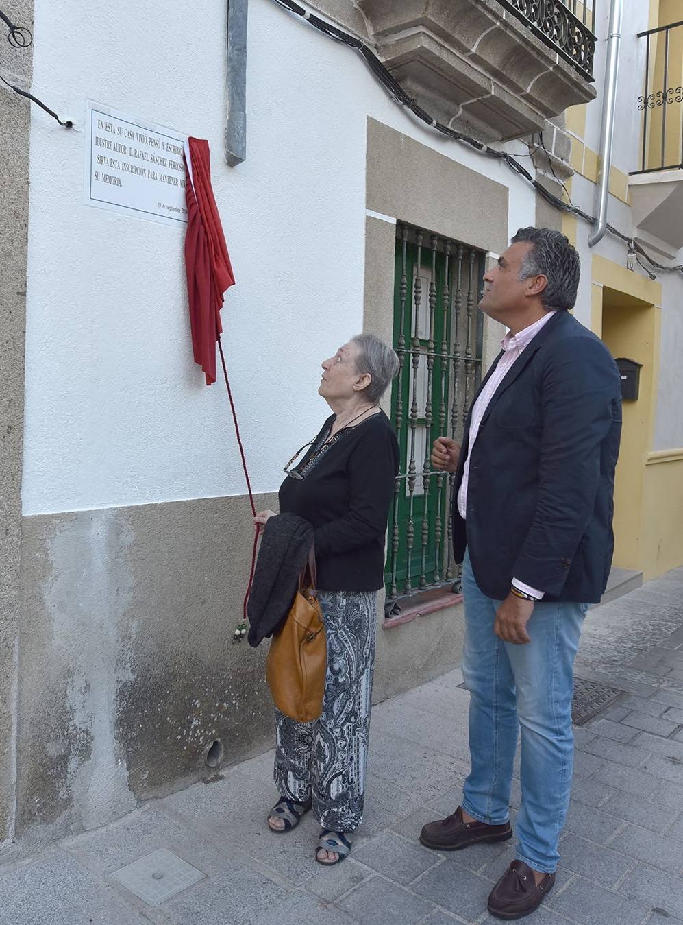 La viuda destapando una placa en la calle Albaicín de Coria, en 2019. Aquí pasó temporadas el matrimonio. La placa dice: “En esta su casa vivió, pensó y escribió el ilustre autor D. Rafael Sánchez Ferlosio. Sirva esta inscripción para mantener viva su memoria”.