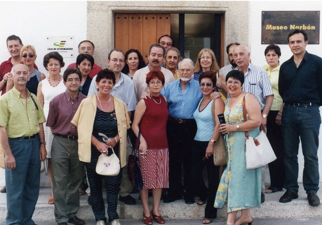 Año 2005. La sección de Artes Plásticas del Ateneo visitando a Narbón en su museo en Malpartida de Cáceres.