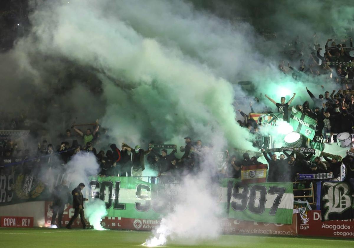 Lanzamiento de bengalas al terreno de juego del Francisco de la Hera durante el Hernán Cortés-Betis.