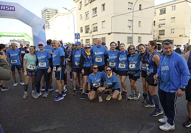Voluntarios de la organización y corredores del CMB antes de la salida de la prueba.