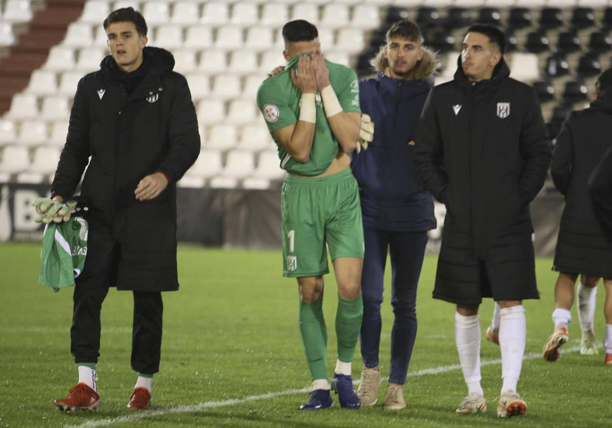 Palomares se lamenta al final del partido de la derrota de su equipo.