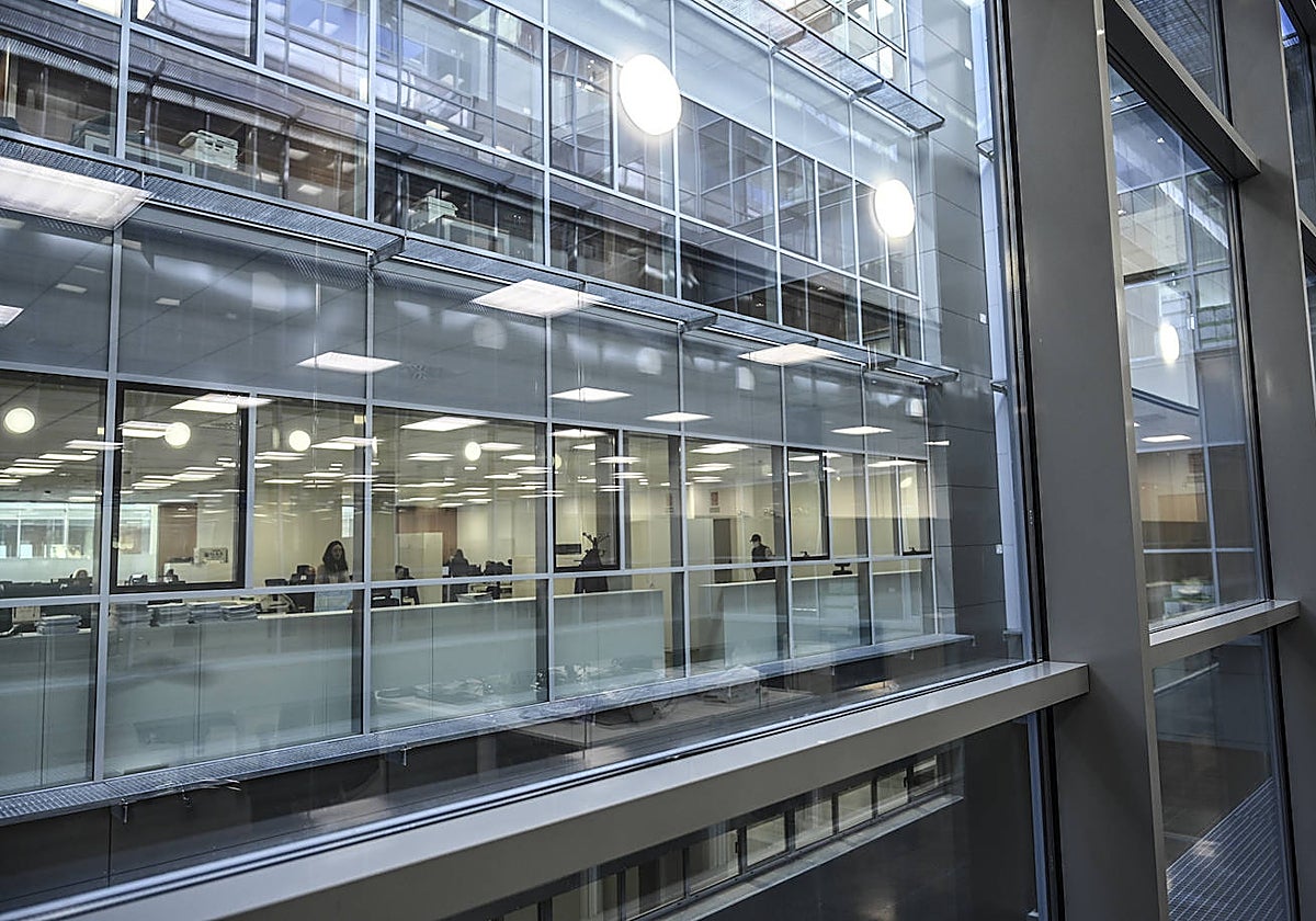 Los juzgados de la Ronda Norte se distribuyen en torno a dos patios interiores por los que entra luz directa.