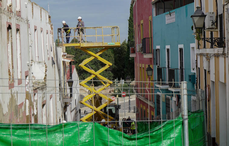 Las máquinas ayer al inicio de los trabajos de derribo.