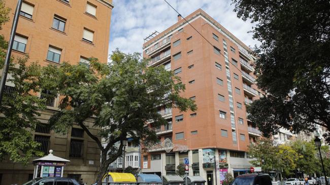 Imagen después - Edificio de la avenida de España. Bloque plurifamiliar diseñado en 1948 por el arquitecto Francisco Hurtado. Fue derribado en 2003 para levantar un bloque nuevo de viviendas. «Con categoría patrimonial para haber sido rehabilitado, de haber estado protegido por los catálogos de planeamiento urbanístico», apunta el catedrático Antonio Campesino.