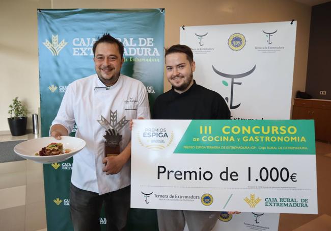 Mario Rodríguez y Jorge Pardo, su ayudante en el premio de cocina Ternera de Extremadura.