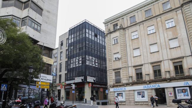 Imagen después - Chalé de los Correa-Pomet, situado al inicio de la calle Gómez Becerra. Fue derribado en 1986. Era de estilo neovasco y fue un diseño de Ángel Pérez de 1928. En su lugar hay un bloque moderno de viviendas, conocido por albergar en uno de sus locales comerciales una famosa franquicia de hamburguesas.