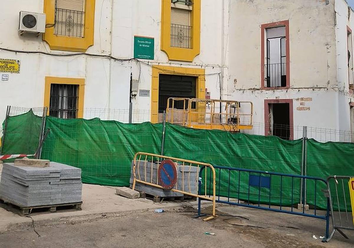 La entrada a la Escuela de Idiomas está vallada para impedir el acceso de los usuarios.