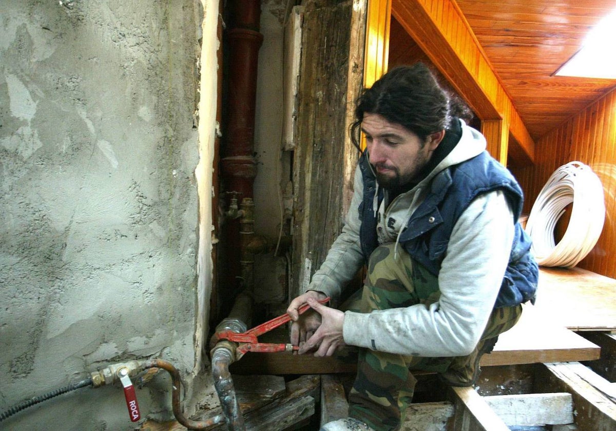 Un trabajador autónomo en una obra de una vivienda.