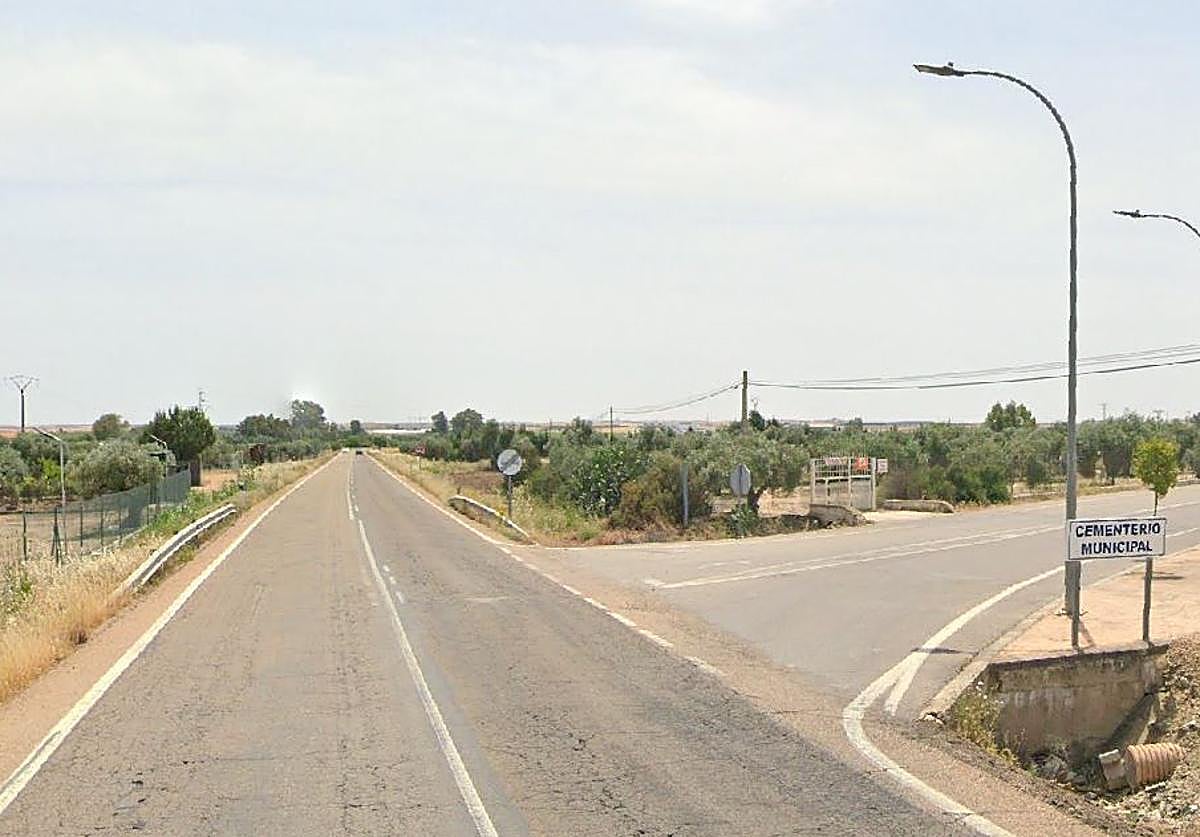 El vehículo se salió de la EX-104 por el margen derecho y volcó.