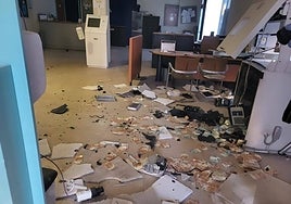 Dinero y restos del destrozo del cajero del BBVA en Azuaga.