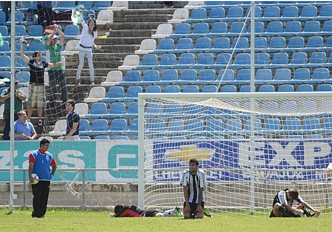 Desolación blanquinegra tras empatar el Cacereño en el 93 en el derbi de septiembre de 2011.