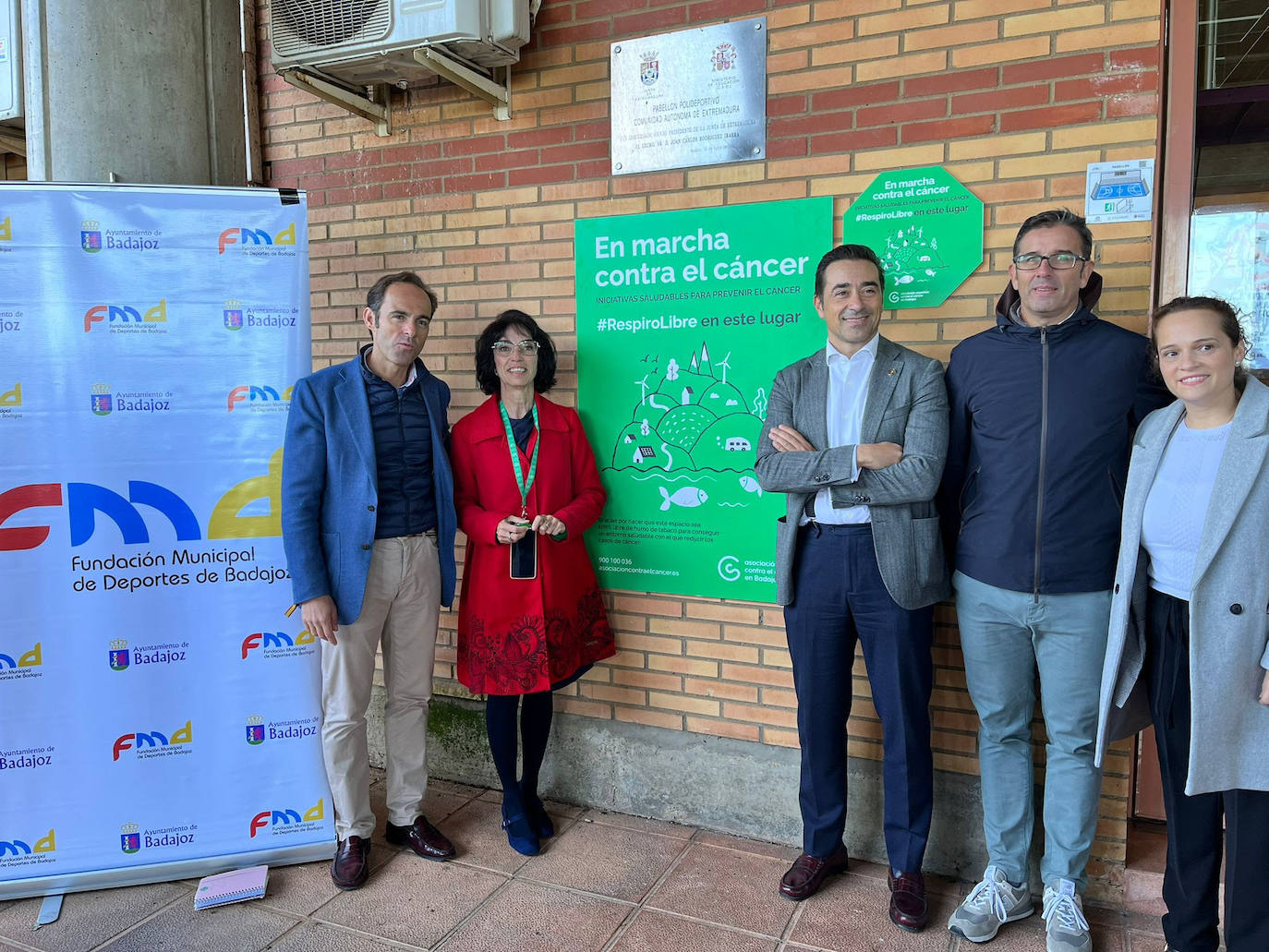El concejal de Deportes de Badajoz, Juan Parejo, junto a representantes de la Asociación Española contra el Cáncer (AECC) en la ciudad.