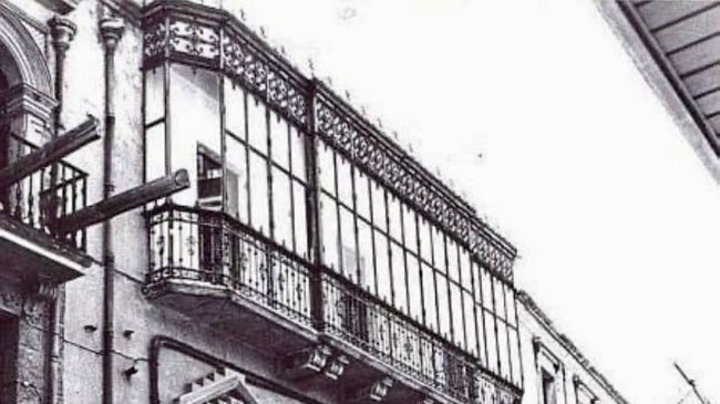 Imagen antes - Casa de los Mijares. Situada en el número 10 de la calle San Antón, era un exponente de la arquitectura racionalista, con cerramiento exterior de mirador ventilado de hierro y cristal. Se levantó en el segundo tercio del siglo XX, dentro del perímetro del conjunto histórico. Su derribo, en los ochenta, se llevó a cabo de forma paralela al de la Casa de la Chicuela. El edificio actual se ubicó sobre la fusión de ambas parcelas.